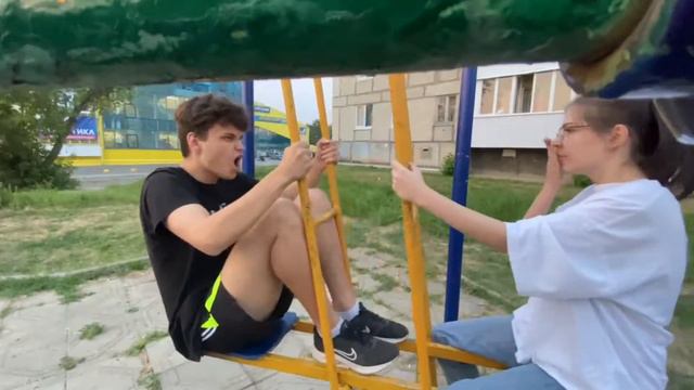 Милая золотая курносая обезьяна ест еду. смотреть онлайн