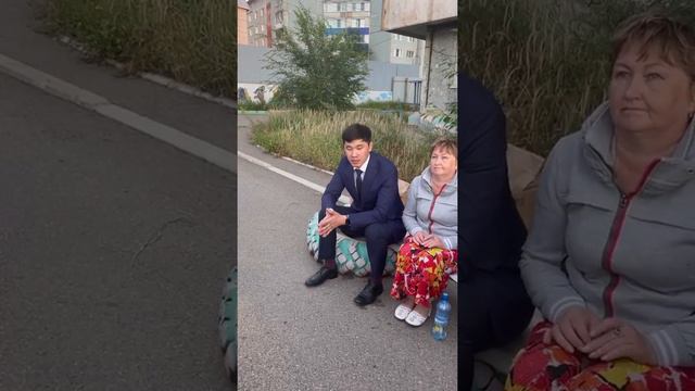 Алдар Бальжиров говорит с жителями падающего дома в Северном смотреть онлайн