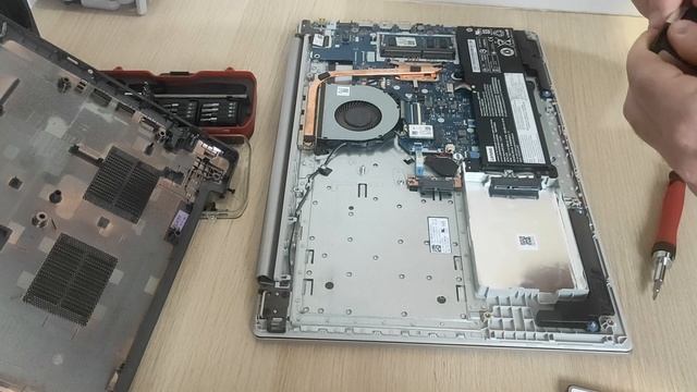 Upgrading the SSD in a Laptop. смотреть онлайн