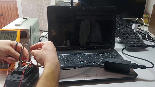 Эксперимент. Можно ли подключить ноутбук от аккумулятора электро-инструмента? смотреть онлайн