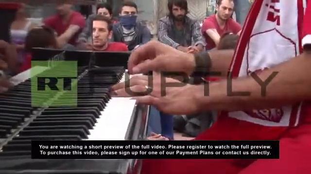 Turkey: Morning gives Taksim uneasy peace after Erdogan talks смотреть онлайн