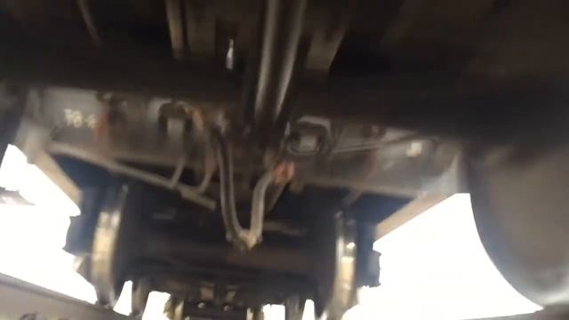 Движение поезда, вид снизу смотреть онлайн