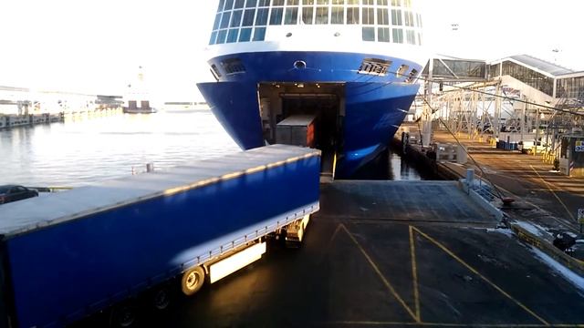 Погрузка грузовиков на паром смотреть онлайн