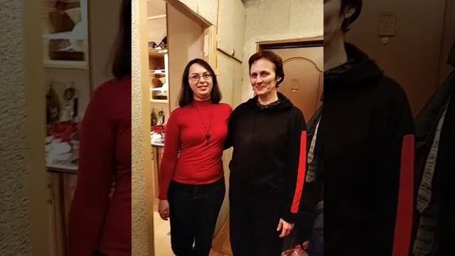 27.03.2021 Мы со Светой позируем в коридоре / мама вроде как фотографирует. смотреть онлайн