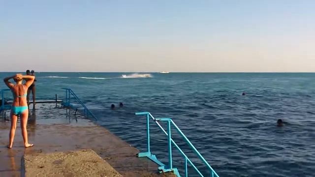 2012.07.25 Гаспра (ЮБК), море, мчится водный мотоцикл смотреть онлайн