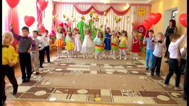 Общий танец (вход)с шарами на 8 марта "Маме, моей маме......" в детском саду смотреть онлайн