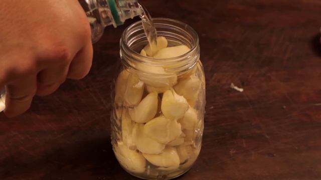 How to Peel & Preserve Fresh Garlic - Food Tips смотреть онлайн