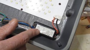 Прожектор светодиодный. Простой  способ ремонта.