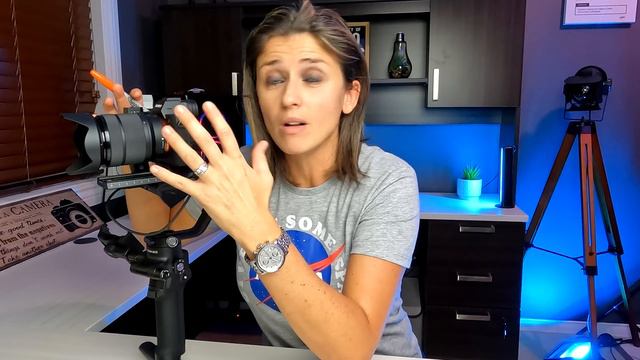 Which Should You Buy- Mirrorless or DSLR Camera? - Video 2022 смотреть онлайн