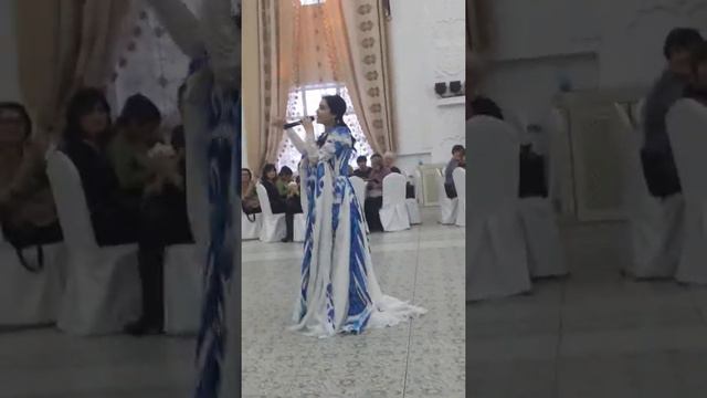 Г. Кокшетау, Кафе-"Nur-Sultan" Девушка красиво поет и танцует смотреть онлайн