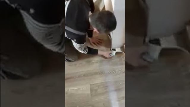 ЛАДЫЖИН | УКЛАДКА ЛИНОЛЕУМА. Подготовка основания, установка плинтусов смотреть онлайн
