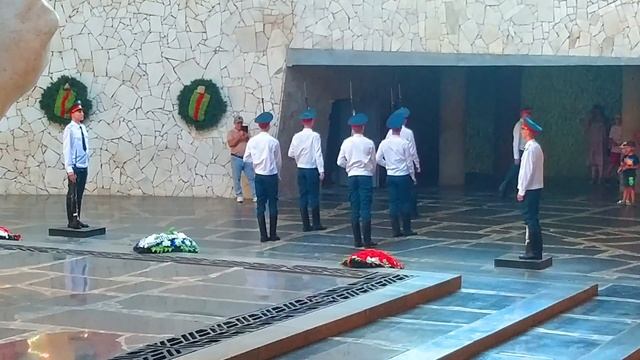 Смена Почётного Караула в Пантеоне Славы, Мамаев Курган, Волгоград, 22 августа 2022 года 17:00 часо смотреть онлайн