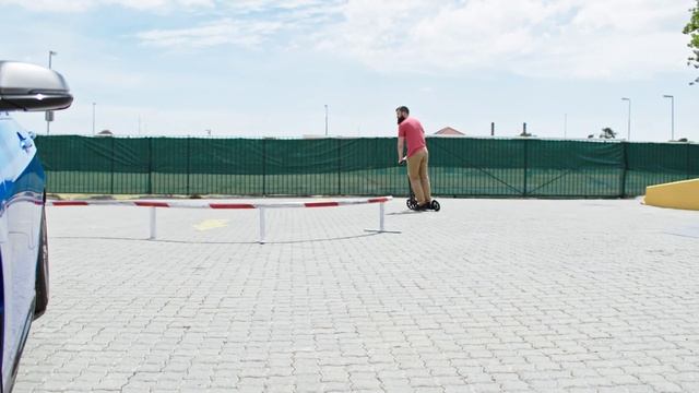 Micro Scooter meets BMW смотреть онлайн