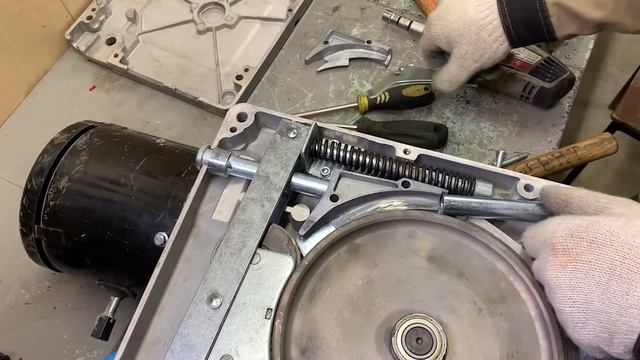 Замена направляющей для фасадного подъемника ZLP 630 смотреть онлайн