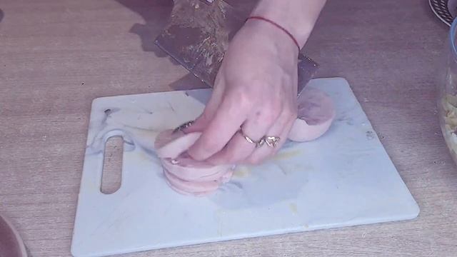 Рецепт традиционного салата оливье Салат на праздничный стол смотреть онлайн