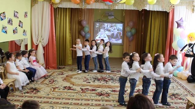 ТАНЕЦ ПЕРВОКЛАШЕК смотреть онлайн