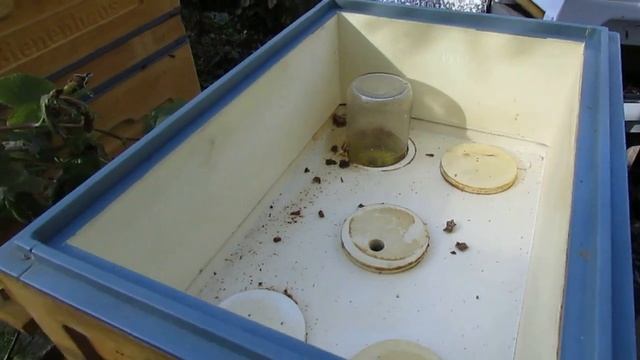 подготовка пчел в зиму в 8 рамочной улье - делаю верхний леток под крышей улья смотреть онлайн