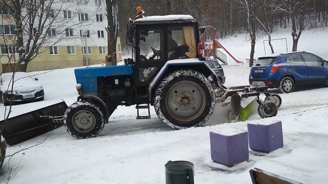 Город завалило снегом. Трактор со щеткой чистит снег на полном газу. смотреть онлайн