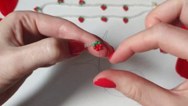 Летнее ожерелье из бисера с клубничками