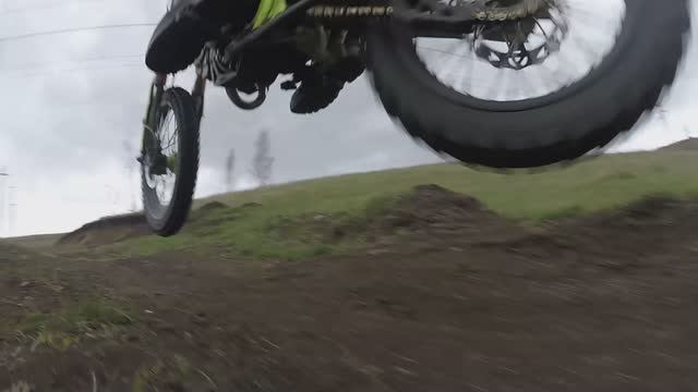 Питбайк на трамплине наехал на квадрокоптер. смотреть онлайн