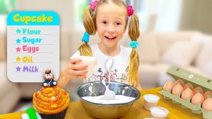 Настя учится готовить и украшать печенье на Хэллоуин