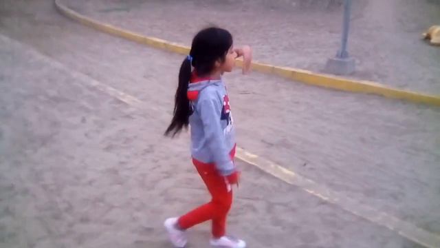 Ashli en el parque sinchi roca jugando смотреть онлайн