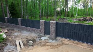 Забор из габионов и евроштакетника Балтика