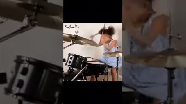 Маленькая звезда рвет на барабанах под популярный трек Twenty One Pilots смотреть онлайн