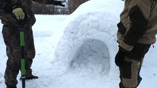 Построили снежный дом - иглу из снега посреди поля в подарок на 8 марта смотреть онлайн