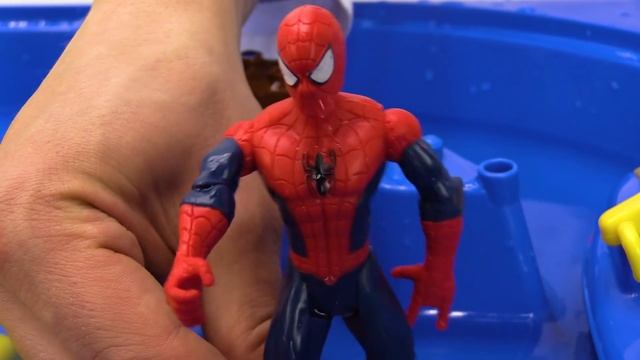 Игры с доктор Ой - Человек Паук и Капитан Америка в бассейне смотреть онлайн