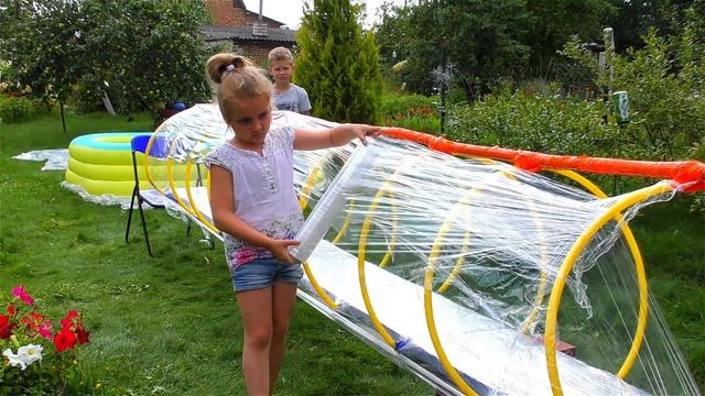 Огромная водная горка из Пленки - DIY с АРИНОЙ ПИКСЕЛЬ Аквапарк дома скоростная водяная труба смотреть онлайн