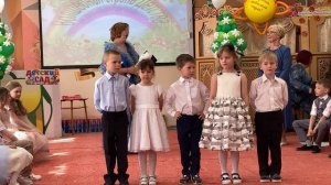 Выпускников поздравляют дети старшей группы №11 «Почемучки»