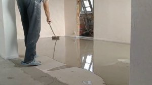 Наливной пол своими руками за 10 минут под кварцвиниловую плитку.