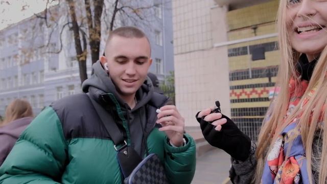 КАКУЮ ПЕСНЮ ТЫ СЛУШАЕШЬ? Узнай какая Музыка играет у прохожих в наушниках! БОЛЬШОЙ ОПРОС #3 смотреть онлайн