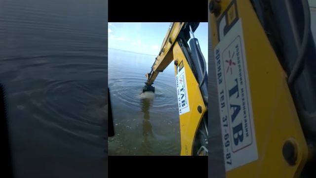 JCB 4cx работает на берегу Волги смотреть онлайн