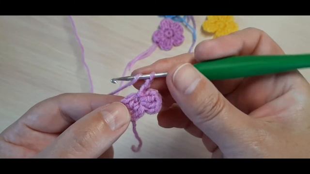 Как связать простой цветок крючком. Вяжем декор- маленький цветок.Cute crochet flower. Master Class смотреть онлайн