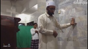 Видео имама, совершающего молитву во время землетрясения в Индонезии