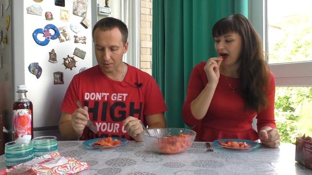 Только КРАСНЫЕ продукты ВЕСЬ ДЕНЬ / Что мы ели весь красный день смотреть онлайн
