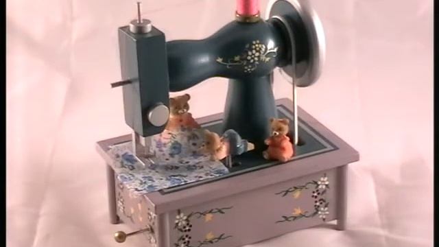 Музыкальная шкатулка Мишки на швейной машинке смотреть онлайн