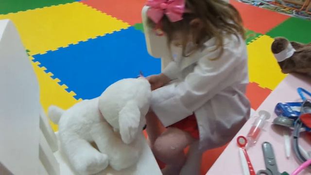 Полина играет в доктора в детском центре Балу смотреть онлайн