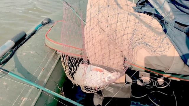 А рыбалка удалась! Зимняя рыбалка с лодки на Дону! смотреть онлайн