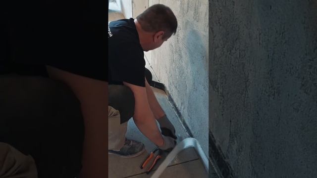 Срезаем шуманет заподлицо с полом #звукоизоляция #шуманет #шортс смотреть онлайн