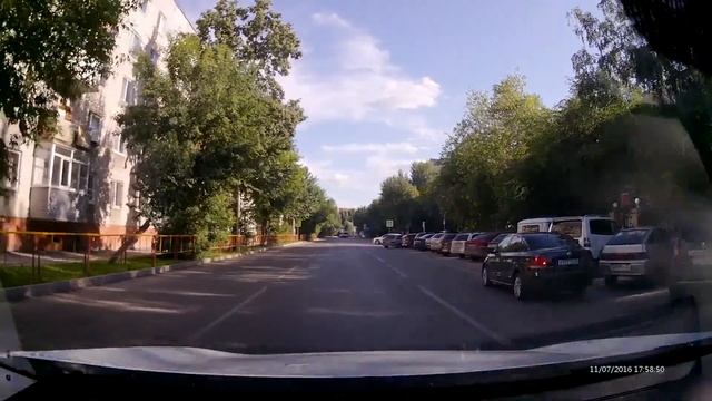 Тюмень видео: Женщина за рулем-Маневр напротив полиции смотреть онлайн