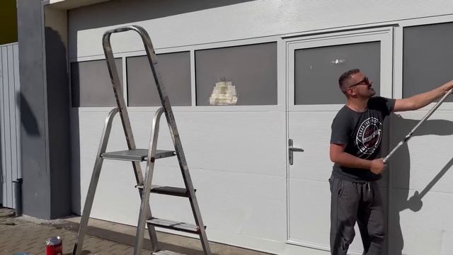 Красим ворота гаража. 1 мая. Отдыхаем.