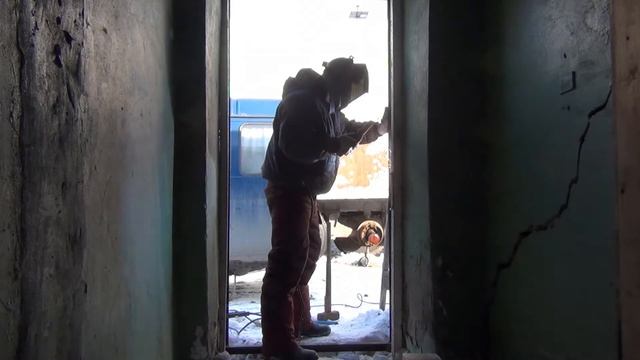 Стройка. Вставляю дверь в домик. смотреть онлайн