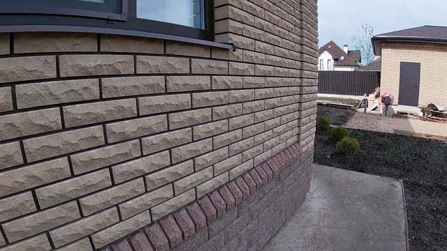 Красивый ДОМ видео обзор, облицовка ФАСАДА, ГАРАЖА, крадка ЗАБОРА декоративным кирпичом ФАГОТ смотреть онлайн