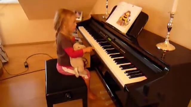 Lia und Märlin spielen Klavier смотреть онлайн