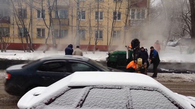 2013 12 21 12 30 33 Укладка асфальта в Москве во время снега смотреть онлайн