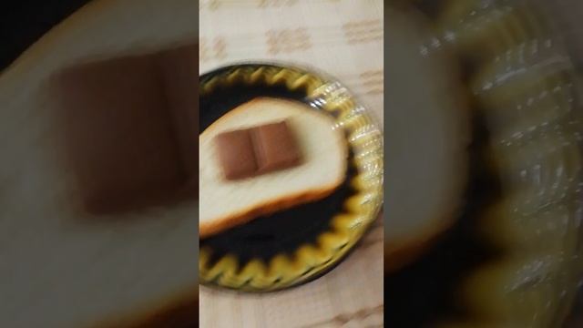 делаю бутерброд с шоколадом ????