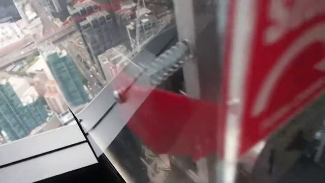 Pressing a souvenir coin at Eureka Skydeck on the 88th floor смотреть онлайн